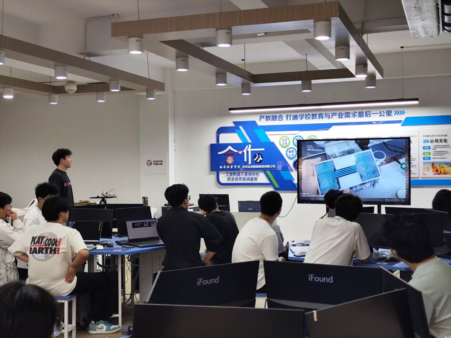 探前沿技术，拓创新视野——我校师生参观上海慕尼黑电子展并举办前沿技术科普分享会